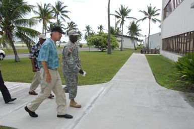 [Assignment: 48-DPA-SOI_K_Kwajalein_6-11-07] Pacific Islands Tour: Visit of Secretary Dirk Kempthorne [and aides] to Kwajalein Atoll, of the Republic of Marshall Islands [48-DPA-SOI_K_Kwajalein_6-11-07__DI14402.JPG]