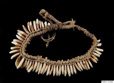 ["halsband, necklace"]