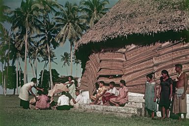 ["Einheimische vor einem Fale auf den Samoa-Inseln"]