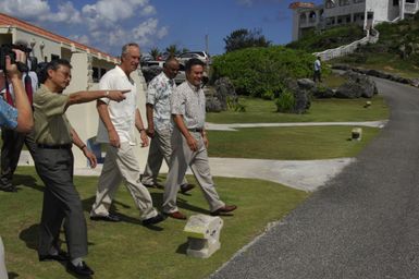 [Assignment: 48-DPA-SOI_K_Guam_6-6-7-07] Pacific Islands Tour: Visit of Secretary Dirk Kempthorne [and aides] to Guam, U.S. Territory [48-DPA-SOI_K_Guam_6-6-7-07__DI11076.JPG]