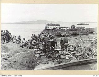HANSA BAY, NEW GUINEA. 1944-06-22. TROOPS OF B COMPANY, 4TH INFANTRY BATTALION, TAKING OVER FROM THE TROOPS OF C COMPANY IMMEDIATELY AFTER LANDING FROM THE UNITED STATES ARMY BARGES