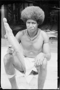 Sepik man with a crocodile carving, Awar, Sepik River, New Guinea, 1935, 2 / Sarah Chinnery