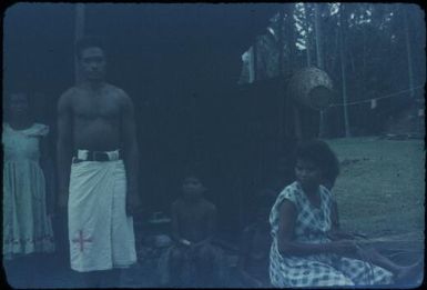 Hospital patients and staff, small group : Mapamoiwa Station, D'Entrecasteaux Islands, Papua New Guinea, 1956-1959 / Terence and Margaret Spencer