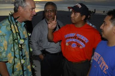 [Assignment: 48-DPA-SOI_K_Saipan_6-5-07] Pacific Islands Tour: Visit of Secretary Dirk Kempthorne [and aides] to Saipan Island, of the Commonwealth of the Northern Mariana Islands [48-DPA-SOI_K_Saipan_6-5-07__DI10980.JPG]