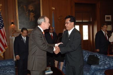 [Assignment: 48-DPA-02-05-08_SOI_K_Mori] Secretary Dirk Kempthorne [meeting at Main Interior] with delegation from the Federated States of Micronesia, led by Micronesia President Emanuel Mori [48-DPA-02-05-08_SOI_K_Mori_DOI_9669.JPG]