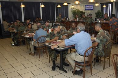 [Assignment: 48-DPA-SOI_K_Guam_6-6-7-07] Pacific Islands Tour: Visit of Secretary Dirk Kempthorne [and aides] to Guam, U.S. Territory [48-DPA-SOI_K_Guam_6-6-7-07__DI12016.JPG]