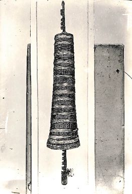 Photo of a sinnet piece with a slim Tangaroa wooden carving within(XIX45)