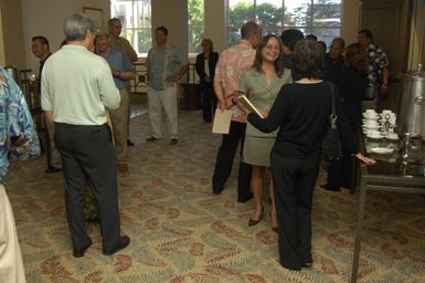 [Assignment: 48-DPA-SOI_K_Guam_6-6-7-07] Pacific Islands Tour: Visit of Secretary Dirk Kempthorne [and aides] to Guam, U.S. Territory [48-DPA-SOI_K_Guam_6-6-7-07__DI12325.JPG]