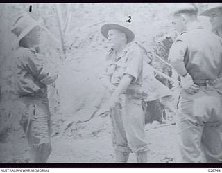 PAPUA. 1942-09. MAJOR-GENERAL A. S. ALLEN CB CBE DSO VD, GENERAL-OFFICER-COMMANDING 7TH AUSTRALIAN DIVISION (CENTRE), CHATTING TO LIEUTENANT-COLONEL A. E. CARO, COMMANDING OFFICER OF 2/16TH ..