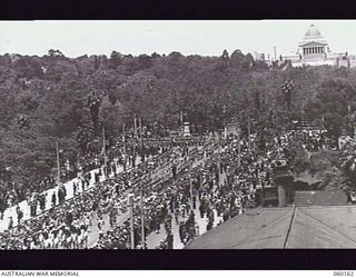 MELBOURNE, VIC. 1943-11-18. COMMENCEMENT OF THE TRIUMPHANT MARCH THROUGH THE CITY BY TROOPS OF 17TH INFANTRY BRIGADE, ON ITS RETURN TO THE MAINLAND AFTER A LONG PERIOD OF ACTIVE SERVICE IN NEW ..