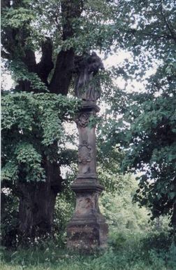 ["Upper Sukolom, the Stone Column with the statue of St. Anny Samoa, third.", "Horní  Sukolom, Kamenný sloup se sochou sv. Anny Samotřetí."]