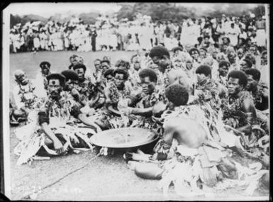 ["[11/2/27], voyage du duc et la duchesse d'York à Suva, Fiji (CNews) : [photographie de presse] / [Agence Rol]", "[11/2/27], voyage du duc et la duchesse d'York à Suva, Fiji (CNews) : [photographie de presse] / [Agence Rol]"]