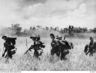 1942-11-11. NEW GUINEA. ALLIED TROOPS PREPARE TO ATTACK BUNA. AUSTRALIAN SCOUTS MOVE AHEAD TO THE MAIN FORCES