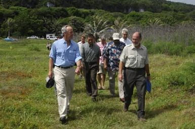 [Assignment: 48-DPA-SOI_K_Guam_6-6-7-07] Pacific Islands Tour: Visit of Secretary Dirk Kempthorne [and aides] to Guam, U.S. Territory [48-DPA-SOI_K_Guam_6-6-7-07__DI12110.JPG]