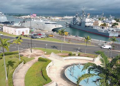 The US Navy (USN) High Speed Vessel Two (HSV 2) SWIFT, conducts unassisted mooring operations next to the US Navy (USN) Ticonderoga Class Guided Missile Cruiser (Aegis) USS PORT ROYAL (CG 73), at Naval Base Pearl Harbor, Hawaii (HI), during a brief port visit prior to deploying to Southeast Asia to provide assistance to victims of the devastating Tsunami that hit the region in support of Operation UNIFIED ASSISTANCE. A second unidentified USN Ticonderoga Class Guided Missile Cruiser (Aegis), is moored opposite HSV 2