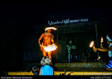 Oahu - International Market - Samoan Fire Dance