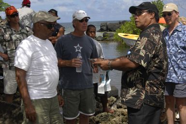 [Assignment: 48-DPA-SOI_K_Pohnpei_6-10-11-07] Pacific Islands Tour: Visit of Secretary Dirk Kempthorne [and aides] to Pohnpei Island, of the Federated States of Micronesia [48-DPA-SOI_K_Pohnpei_6-10-11-07__DI13857.JPG]