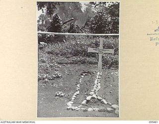 NANTAMBU, NEW BRITAIN, 1945-08-22. THE GRAVE OF PRIVATE KAKO (1), NEW GUINEA INFANTRY BATTALION