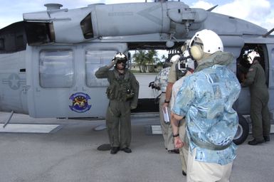 [Assignment: 48-DPA-SOI_K_Guam_6-6-7-07] Pacific Islands Tour: Visit of Secretary Dirk Kempthorne [and aides] to Guam, U.S. Territory [48-DPA-SOI_K_Guam_6-6-7-07__DI11523.JPG]