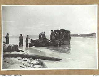 SIALUM, NEW GUINEA. 1944-01-05. TROOPS OF "D" COMPANY, 2/3RD AUSTRALIAN PIONEER BATTALION UNLOADING MAIL FOR THE 9TH AUSTRALIAN DIVISION FROM AN LCM (LANDING CRAFT, MECHANISED) INTO A JEEP