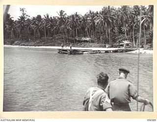 BONIS PENINSULA, BOUGAINVILLE. 1945-09-14. A MOTOR LAUNCH CARRYING MEMBERS OF HEADQUARTERS 2 CORPS, PREPARED FOR SURRENDER DISCUSSIONS WITH THE JAPANESE, MET THE JAPANESE BARGE AT A SEA RENDEZVOUS ..