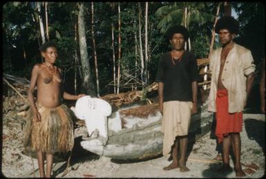 A canoe on the shore, at Mapamoiwa village with villagers : Mapamoiwa village, D'Entrecasteaux Islands, Papua New Guinea, 1956 / Terence and Margaret Spencer