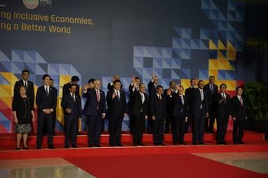 Barack Obama joins Asia Pacific Economic Cooperation Summit leaders for a photo in Manila, Philippines, November 19, 2015