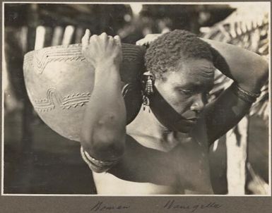 Woman, Wanigella [Wanigela], [carrying a clay bowl on her shoulder] / Frank Hurley