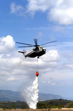 A US Marine Corps (USMC) CH-53D Sea Stallion, Marine Heavy Helicopter Squadron-463 (HMH-463), Marine Corps Air Station (MCAS) Kaneohe Bay, performs a fire bucket drill on the island of Oahu, Hawaii (HI)