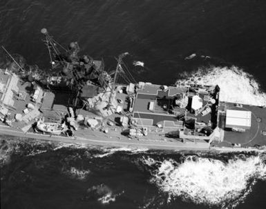 An overhead amidships view of the frigate USS OUELLET (FF 1077) underway