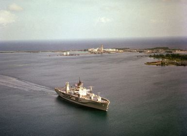 An elevated starboard bow view of the amphibious command ship USS BLUE RIDGE (LCC 19) entering the harbor