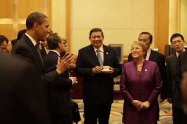 Barack Obama talks with leaders prior to the climate change breakfast in Singapore, November 15, 2009