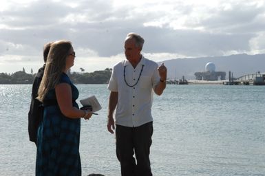 [Assignment: 48-DPA-09-30-08_SOI_K_NPS_Arizona] Visit of Secretary Dirk Kempthorne and aides to the U.S.S. Arizona Memorial, Pearl Harbor, Honolulu, Hawaii, [for tours, discussions with local officials] [48-DPA-09-30-08_SOI_K_NPS_Arizona_DOI_0932.JPG]