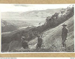 FARIA RIVER AREA, NEW GUINEA. 1943-11-07. TROOPS OF C COMPANY, 2/27TH AUSTRALIAN INFANTRY BATTALION MOVING ALONG A RAZORBACK ON SHAGGY RIDGE. IN THE BACKGROUND ARE THE FARIA RIVER AND RAMU VALLEY. ..