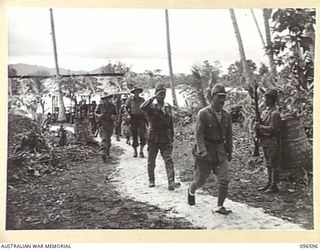 BONIS PENINSULA, BOUGAINVILLE. 1945-09-14. MEMBERS OF HEADQUARTERS 2 CORPS, PREPARED FOR SURRENDER DISCUSSIONS WITH THE JAPANESE, WENT ASHORE AT JAPANESE NAVAL HEADQUARTERS, BONIS PENINSULA. THEY ..