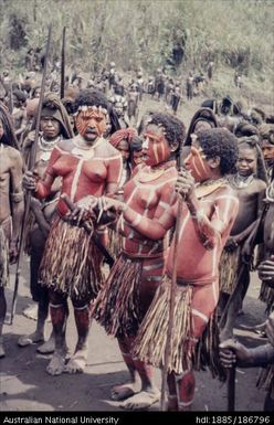 Women with red and white body paint, Tend timp