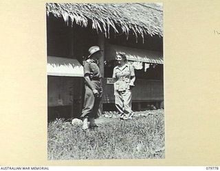 NADZAB, NEW GUINEA. 1944-12-05. LIEUTENANT P. HUTCHINSON, OFFICER- IN- CHARGE, MILITARY HISTORY SECTION (1), IN CONVERSATION WITH MRS V. FISHER, BRITISH WAR CORRESPONDENT OUTSIDE THE SECTION'S ..