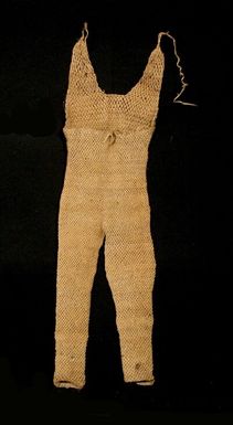 Long-sleeved costume with long trousers made of knotted coconut fibre