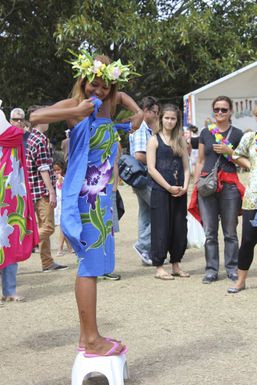 Demonstration of tying the pāreu