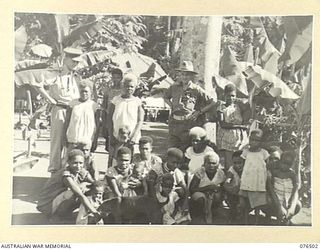 LAE, NEW GUINEA. 1944-10-18. WOMEN OF THE LAE NATIVE LABOUR COMPOUND, AUSTRALIAN NEW GUINEA ADMINISTRATIVE UNIT WITH NGX350 MAJOR E.W. JENYNS, DEPUTY ASSISTANT OF NATIVE LABOUR AND OFFICER IN ..