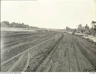 AITAPE, NORTH EAST NEW GUINEA. 1944-02-25. RAAF GROUND FORCES WHO WENT IN WITH AMERICAN STORM TROOPS WERE WORKING ON THE AIRSTRIP AT TADJI A FEW HOURS AFTER ITS CAPTURE. HERE THEY ARE SHOWN ..