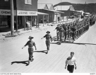 HERBERTON, QLD. 1944-04-25. A MAJOR OF THE 2/7TH AUSTRALIAN INFANTRY BATTALION WHO IS IN CHARGE OF THE MARCH LEADS THE REPRESENTATIVE COMPANY OF THE 2ND AIF, HEADQUARTERS, 6TH DIVISION, AT J. D. ..