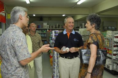 [Assignment: 48-DPA-SOI_K_Pohnpei_6-10-11-07] Pacific Islands Tour: Visit of Secretary Dirk Kempthorne [and aides] to Pohnpei Island, of the Federated States of Micronesia [48-DPA-SOI_K_Pohnpei_6-10-11-07__DI14020.JPG]