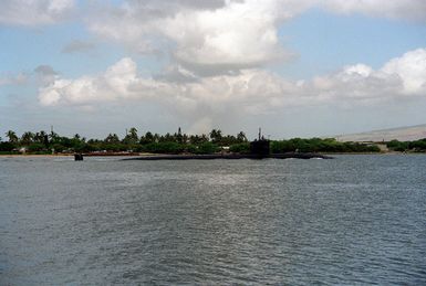 A starboard beam view of the nuclear-powered attack submarine USS HONOLULU (SSN 718) entering Pearl Harbor Channel.
