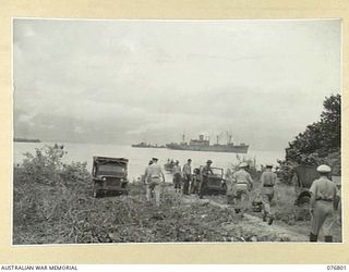 JACQUINOT BAY, NEW BRITAIN. 1944-11-04. TROOPS OF HEADQUARTERS, 6TH INFANTRY BRIGADE AND RAN PERSONNEL PREPARING TO UNLOAD STORES AND EQUIPMENT AT ONE OF THE AUSTRALIAN BEACH-HEADS