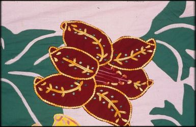 Tivaevae tataura, riri taika (tiger lily) pattern, by Tepaeru Opo (detail)