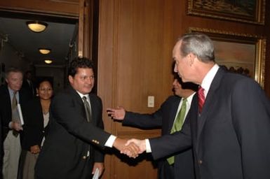 [Assignment: 48-DPA-09-26-07_SOI_K_Pres_Note] Secretary Dirk Kempthorne [and aides meeting at Main Interior] with delegation from Republic of Marshall Islands, led by Marshalls President Kessai Note [48-DPA-09-26-07_SOI_K_Pres_Note_DOI_2159.JPG]