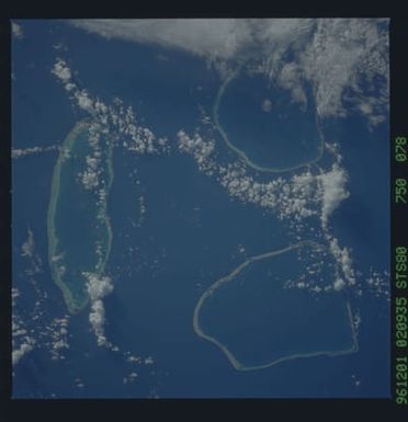 STS080-750-078 - STS-080 - Earth observations taken from Space Shuttle Columbia during STS-80 mission