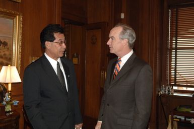 [Assignment: 48-DPA-02-05-08_SOI_K_Mori] Secretary Dirk Kempthorne [meeting at Main Interior] with delegation from the Federated States of Micronesia, led by Micronesia President Emanuel Mori [48-DPA-02-05-08_SOI_K_Mori_DOI_9615.JPG]