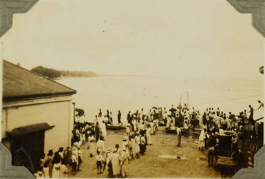 Crowd on the wharf at Nuku'aloafa, Tonga, 1928